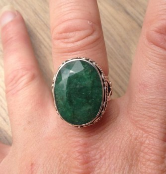 Zilveren ring met Emerald in bewerkte setting ring maat 18 mm